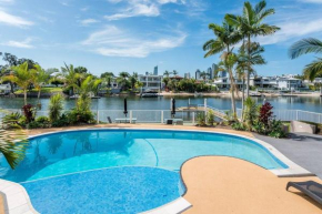 Relax in Style: 2BR Apartment in Broadbeach Waters